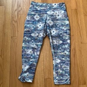 LULULEMON Blue and white Cropped Legging with design at the bottom Size 8